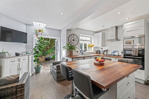 Kitchen/Breakfast Room- click for photo gallery